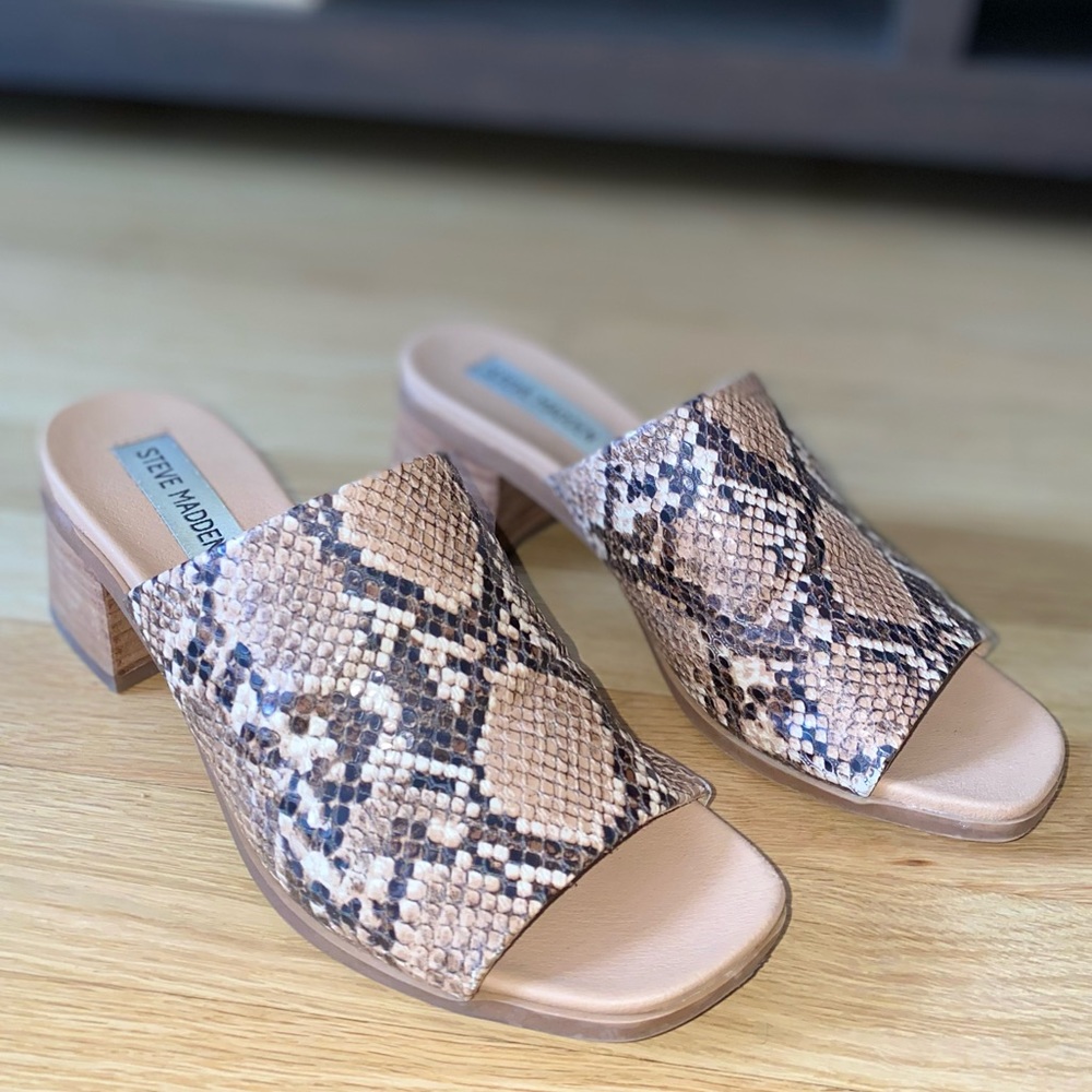 Steve Madden ALESSIA SNAKE-PRINT MULE SANDALS IN TAN SNAKE - Picture 3 of 9